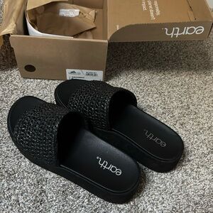 Earth Sachan 2 Sandals NIB
